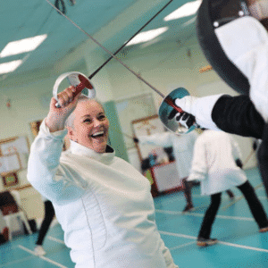 femme en remission du cancer du sein pratiquant l'escrime.